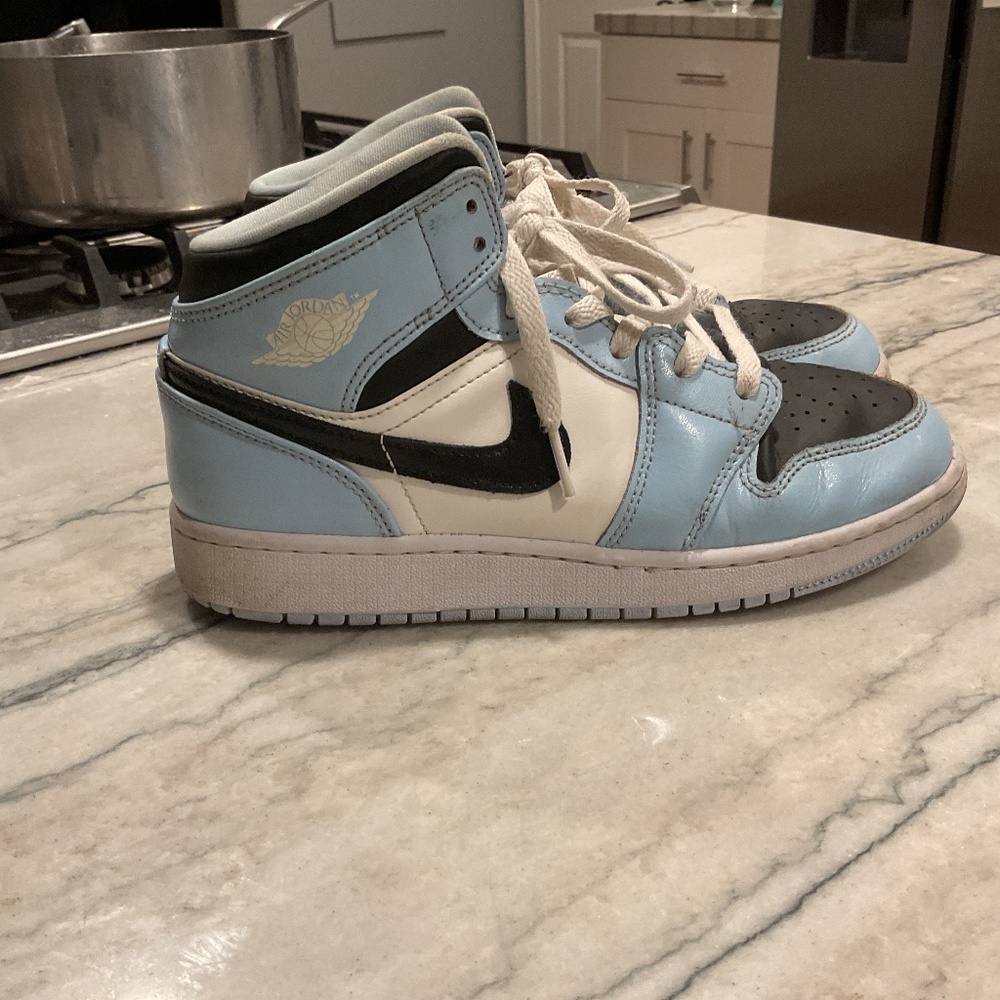 Air Jordan dunks mid